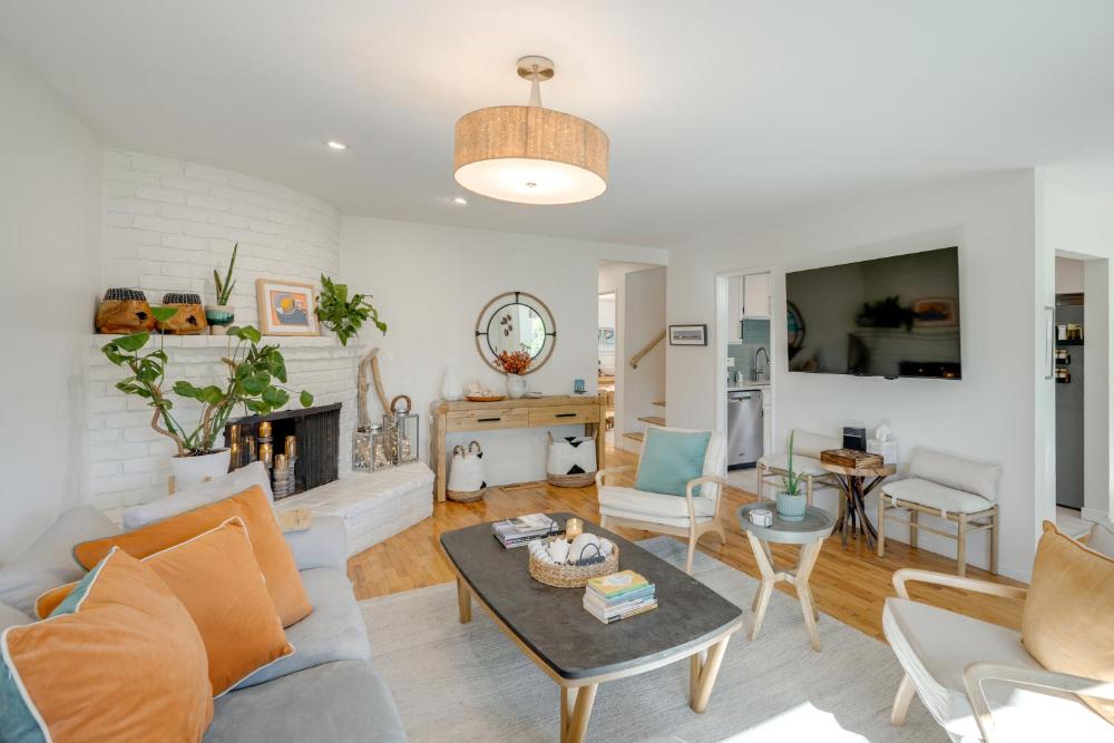 Seaside Home with Hot Tub and Patio Close to Beaches!